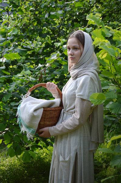 Взрослые израильтяне евреи бедной жизни этнической народности белый льняной халат туника костюм полотенца. Счастливая радость ура улыбка иврит тонкий чистый скромный думаю, подростки служат рабочим застенчивый мир леди ребенок руку съесть зеленый куст фермы парка