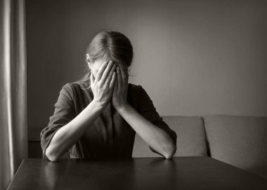 Genç, bitkin, kederli, ağlayan, ağlayan, genç bir bayan. Tanrı şahidim olsun ki karanlık odanın duvarlarında mesaj alanı var. Yetişkin hasta suçlu üzgün kasvetli korku savaşı dulu düşün acı aşk utancı aleti konuşuyor