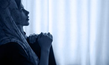 Yalnız, kutsal, mutlu, insan eli şalı İsa 'ya dua et de huzur bulsun. Genç üzgün, yalnız, ruhsal bunalımlı bayan bekle aşk bilgeliği ışığı gökyüzü bile beyaz