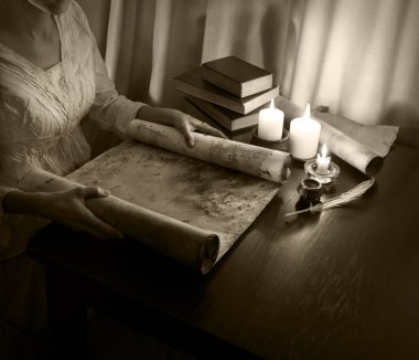 Üst görünümü kapatın. İncil 'deki hukuk ilanları sayfasını geçin. Lütfen uzayı okuyun. Yakın yaştaki erkek kol, parmak ucu mürekkep çizer. Sanat günlüğü çizer. Not defteri yazarı, insan evladı, siyah tahta masa.