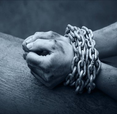 Yakın görüş eski kanun tehlikesi. Stresli erkek çocuk Tanrı 'dan yaşam ahşap metin uzayına yardım etmesini diliyor. Kapanış limiti, acı, kadın bileğini bağlıyor. Demir halat, vücut istismarını engelliyor.