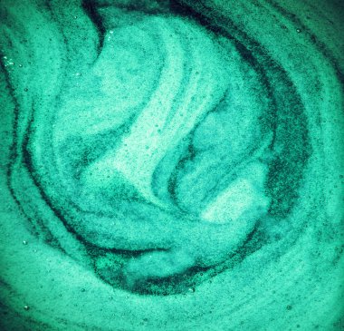 Makro parlak ışık, ıslak, kalın, sağIıklı, yuvarlak dairesel, spiral lekeli içecek konsepti. Geçmiş sanat tasarımı koyu renk sulu yumuşak spa jel sume metin alanı üst detay görünümü