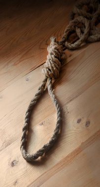 Boş antika hapishane hayatı öldürücü büküm yaka ahşap masa boşluğu asılı. Yakından bakıldığında karanlık, zalim, kaba, üzgün adam Juda, idam kanunu iplikçik düğümünün kötüye kullanılmasından korkuyor.