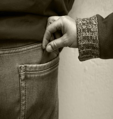 Eski kötü hırslı vandal suçlu casus siyah kol tutuşu karanlık çocuk pantolonunu çaldı beyaz duvar mesaj alanını kaybetti. Yakından kirli adam temptat dokunmaya çalışın gizli korku kırma kanunu boş tehdit suçu