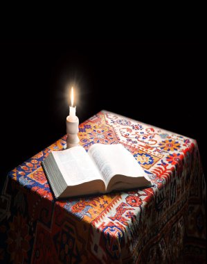 Grunge çağı, kaba, kaba, kahverengi mezmur dua et, Torah hukuk mektubu arşivi koyu siyah ahşap masa alanı istiflesin. Yeni Yahudi kültürü Tanrı İsa İncil edebiyatı sanat tahtası hala hayat ateşi kavramı