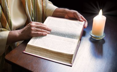 Yakın geçmişte katol kilisesi okulunda büyük yeni ahit gospel sayfası İsrail Yahudilik hukuku sembolü kavramı vardı. Kendini adamış bir Yahudi papaz. Koyu siyah ahşap masa örtüsü altında Müslümanlara vaaz veriyor. 