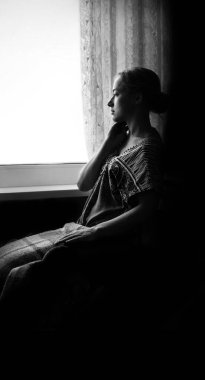 Dindar, ortodoks, yalnız, saf, kaygılı, yetişkin, açık tenli, beyaz bir bayan. Günahın saflığı, gençlik ruhunu strese sokuyor. Karanlık ana oda arkaplanındaki metin boşluğu