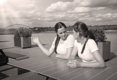 Genç üzgün ruh hali üzüntüsü, meraklı yüz ifadelerini karıştırır. Bayan abla, bar masasında el parmağı ile oturur. Gençlerin buluşması öfke dolu bir kıskançlık çatışması. Tartışmalı bir diyalog. Yazın şehir dışındaki nehir parkına bak.