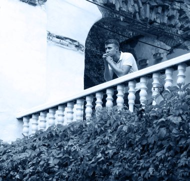 Genç yaşta umutsuzluğa kapılmak, kederlenmek, suçlu çocuğu üzmek, güven duygusu, şehir merkezine yolculuk, tuğla ev, mesaj alanını mahvetmek. Mutlu adam bekle, ağla Tanrım, İsa eski kilise tepenin izini kaybetti.