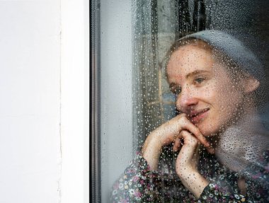 İncil 'e ait genç bir şal, yalnız üzgün bir ruh hali. Genç bir bayan, Lord İsa' ya karanlık odaya mesaj bırakması için yalvar. Kutsal utangaç katol, güven el incili, dinlenme, aydınlık, beyaz, soğuk bir gün.