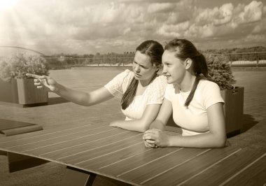 Genç üzgün ruh hali üzüntüsü, meraklı yüz ifadelerini karıştırır. Bayan abla, bar masasında el parmağı ile oturur. Gençlerin buluşması öfke dolu bir kıskançlık çatışması. Tartışmalı bir diyalog. Yazın şehir dışındaki nehir parkına bak.