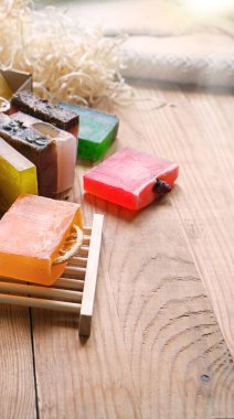 Kapalı görüş eko çiçekli çiçek tomurcuğu yağlı el pembe gül kokulu durulama yığını hafif el işi ahşap yazı masası arka planı. Islak su köpük sembolü güzellik hediyesi rahatla eski moda sanat tasarımı tarzı