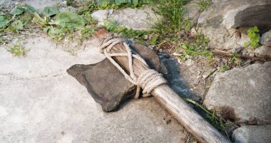 Yakın çekim kaba eski Neolith dönemi zanaat Hint avcı adam çakmaktaşı bıçak hache kol vahşi zemin metin uzayı. Üst kabileyi kapatın. Çelik çelik savaş objesi sanat stili işareti.