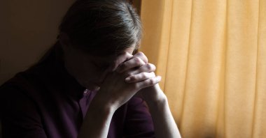 Yalnız kutsal acı çeken genç İsrail 'li kadın kollarını tut ve İsa' ya yalvarmaya başla. Eski antik aziz kutsal kitap tarihi kutsal Yahudi genç aşk ruhu karanlık gece mesajlaşması bile