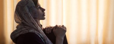Yalnız, kutsal, mutlu, insan eli şalı İsa 'ya dua et de huzur bulsun. Genç üzgün, yalnız, ruhsal bunalımlı bayan bekle aşk bilgeliği ışığı gökyüzü bile beyaz
