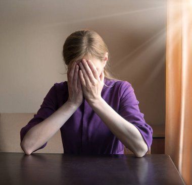 Genç, bitkin, kederli, ağlayan, ağlayan, genç bir bayan. Tanrı şahidim olsun ki karanlık odanın duvarlarında mesaj alanı var. Yetişkin hasta suçlu üzgün kasvetli korku savaşı dulu düşün acı aşk utancı aleti konuşuyor