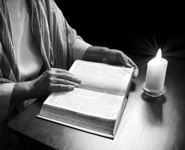 Yakın geçmişte katol kilisesi okulunda büyük yeni ahit gospel sayfası İsrail Yahudilik hukuku sembolü kavramı vardı. Kendini adamış bir Yahudi papaz. Koyu siyah ahşap masa örtüsü altında Müslümanlara vaaz veriyor. 