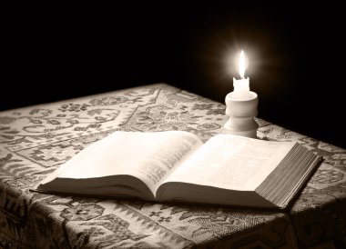 Grunge çağı, kaba, kaba, kahverengi mezmur dua et, Torah hukuk mektubu arşivi koyu siyah ahşap masa alanı istiflesin. Yeni Yahudi kültürü Tanrı İsa İncil edebiyatı sanat tahtası hala hayat ateşi kavramı