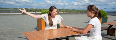 Genç öğrencinin morali bozuk. Stres sorunu var. Üzgün abla, bar masası kırma eli. Gençler tanışır kıskançlık dedikodularını duyarlar. Bağır, bağır, kriz yüzü. Bak, anlat.