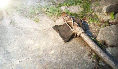 Yakın çekim kaba eski Neolith dönemi zanaat Hint avcı adam çakmaktaşı bıçak hache kol vahşi zemin metin uzayı. Üst kabileyi kapatın. Çelik çelik savaş objesi sanat stili işareti.