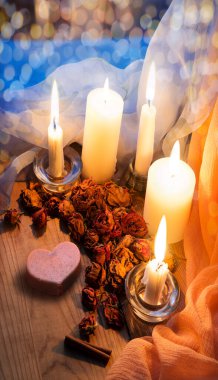 Samimi antika kutsal hatıra günü karanlık akşam evi banyosu mavi gökyüzü penceresi yazı uzayı afişi bile. Eski, yıpranmış beyaz masayı kapat. Hâlâ hayattayız. Pembe mumla aydınlatılmış sanat tebrik kartı dekoru.