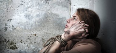 Genç, yalnız, yas tutan, yas tutan, kaçırılan, stresli, ağlayan, ağlayan bir kadın. Acı çekmekten korkmak hayatı öldürmek yasadışı forc şeytan bağı eski antika aydınlık beyaz kavram