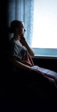 Dindar, ortodoks, yalnız, saf, kaygılı, yetişkin, açık tenli, beyaz bir bayan. Günahın saflığı, gençlik ruhunu strese sokuyor. Karanlık ana oda arkaplanındaki metin boşluğu