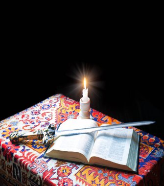 Kral Çağı gazetesi okuyup öğrenin. İnançların kutsal olduğuna inanın. İbrani kanunları, çelik, keskin, koyu siyah yazı alanı. Yeni kültür kutsal dua ruhu sanat alevi askeri silah yaşam işareti ikonu