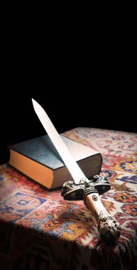 Kapalı Kral Çağı Ordusu hafif kağıt sayfa okumayı öğrenir Tanrı sizi korusun lütfen çelik çelik, keskin siyah masa yazı uzayı. Yeni kültür kutsal ruh dua sanat altın kol yaşam işareti ikonu ibadet