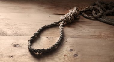 Boş antika hapishane hayatı öldürücü büküm yaka ahşap masa boşluğu asılı. Yakından bakıldığında karanlık, zalim, kaba, üzgün adam Juda, idam kanunu iplikçik düğümünün kötüye kullanılmasından korkuyor.