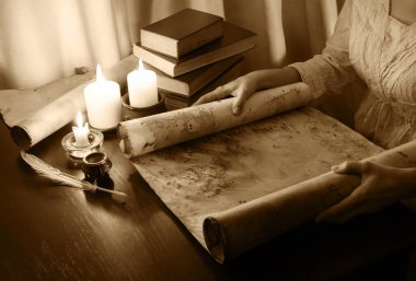 Üst görünümü kapatın. İncil 'deki hukuk ilanları sayfasını geçin. Lütfen uzayı okuyun. Yakın yaştaki erkek kol, parmak ucu mürekkep çizer. Sanat günlüğü çizer. Not defteri yazarı, insan evladı, siyah tahta masa.