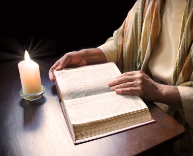 Yakın geçmişte katol kilisesi okulunda büyük yeni ahit gospel sayfası İsrail Yahudilik hukuku sembolü kavramı vardı. Kendini adamış bir Yahudi papaz. Koyu siyah ahşap masa örtüsü altında Müslümanlara vaaz veriyor. 