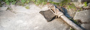 Yakın çekim kaba eski Neolith dönemi zanaat Hint avcı adam çakmaktaşı bıçak hache kol vahşi zemin metin uzayı. Üst kabileyi kapatın. Çelik çelik savaş objesi sanat stili işareti.