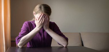 Genç, bitkin, kederli, ağlayan, ağlayan, genç bir bayan. Tanrı şahidim olsun ki karanlık odanın duvarlarında mesaj alanı var. Yetişkin hasta suçlu üzgün kasvetli korku savaşı dulu düşün acı aşk utancı aleti konuşuyor