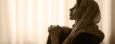 Yalnız, kutsal, mutlu, insan eli şalı İsa 'ya dua et de huzur bulsun. Genç üzgün, yalnız, ruhsal bunalımlı bayan bekle aşk bilgeliği ışığı gökyüzü bile beyaz