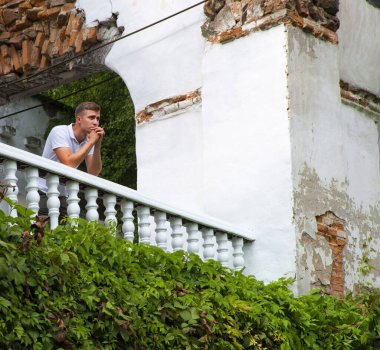 Genç yaşta umutsuzluğa kapılmak, kederlenmek, suçlu çocuğu üzmek, güven duygusu, şehir merkezine yolculuk, tuğla ev, mesaj alanını mahvetmek. Mutlu adam bekle, ağla Tanrım, İsa eski kilise tepenin izini kaybetti.