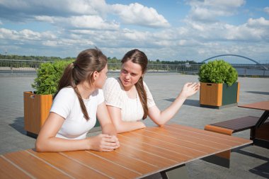 Genç üzgün ruh hali üzüntüsü, meraklı yüz ifadelerini karıştırır. Bayan abla, bar masasında el parmağı ile oturur. Gençlerin buluşması öfke dolu bir kıskançlık çatışması. Tartışmalı bir diyalog. Yazın şehir dışındaki nehir parkına bak.