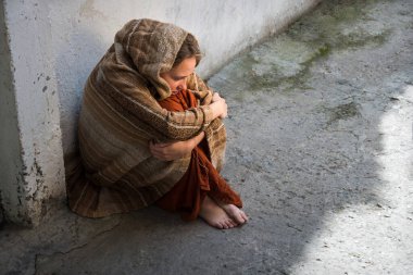 Misery kaybetti yalnız dua yalnız Yahudi genç bayan kirli kenar mahalle gecekondu Tanrı inanç umudu versin. Eski çağlarda İsrail 'in çitleri, İncil' i, yalnız, hasta, acı çeken, bunalımda olan, savaş açlığı çeken çocuklar evi olmayan Yahudi.