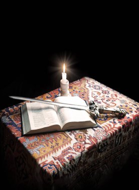 Kral Çağı gazetesi okuyup öğrenin. İnançların kutsal olduğuna inanın. İbrani kanunları, çelik, keskin, koyu siyah yazı alanı. Yeni kültür kutsal dua ruhu sanat alevi askeri silah yaşam işareti ikonu