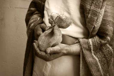 Doğu İsrail 'de yaşayan fakir, köylü, Arap, yaşlı bir adam. 30 altın, 30 gümüş para al. Yahudi kolu, altın, tohum, tahıl, İncil, İncil, İncil, İncil, İncil, İncil, İncil, İncil.