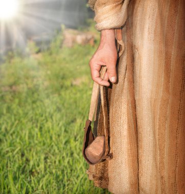 Cesur Arap çocuk karakter İbrani çocuk kahraman bornoz giyiyordu. Elbise giyiyordu. Öldürülüyordu. Yakın plan Yahudi, İsrailli yaylı spor sporcusu. Tanrı 'nın inancı, hedef tahtası.