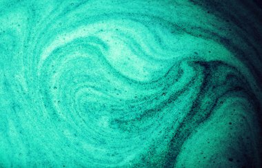 Makro parlak ışık, ıslak, kalın, sağIıklı, yuvarlak dairesel, spiral lekeli içecek konsepti. Geçmiş sanat tasarımı koyu renk sulu yumuşak spa jel sume metin alanı üst detay görünümü