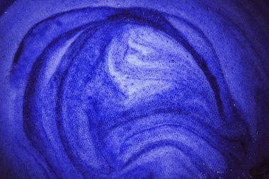 Makro parlak cyan parlak parlak, ıslak, kalın hava yuvarlak, sarmal meyve suyu, reçel sosu leke elementi kavramını kapatın. Sanat tasarımı koyu sulu renk yumuşak spa yağlı jel köpüklü metin alanı üst görünümü