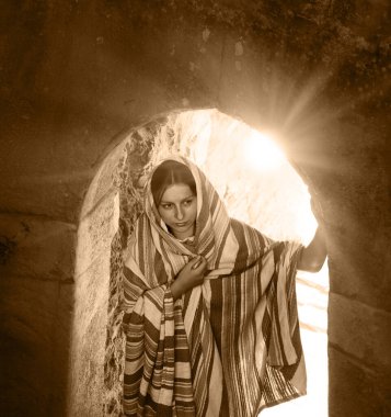 Yalnız, üzgün, insan, duvak hizmetçisi, köle kadın. Yalnız git, dua et. Genç Yahudi adam, bekle. Boş siyah kaya kale duvarı. Yaş sınırını aşan ışık.