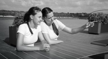 Genç üzgün ruh hali üzüntüsü, meraklı yüz ifadelerini karıştırır. Bayan abla, bar masasında el parmağı ile oturur. Gençlerin buluşması öfke dolu bir kıskançlık çatışması. Tartışmalı bir diyalog. Yazın şehir dışındaki nehir parkına bak.