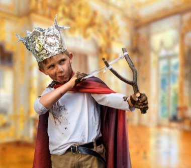 Kötü giyimli pelerin. Eski erkek savaş malzemesi. Taş tabanca avı zengin bir altın salonu hedefliyor. Sevimli, küçük, mutlu bir kral oğlu. Eli tehdit eden, sinirli bir yüz. Neşeli peri masalı konseptini kendine çek.