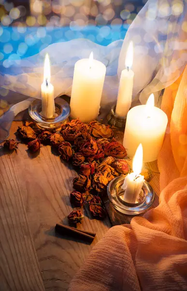 Samimi antika kutsal hatıra günü karanlık akşam evi banyosu mavi gökyüzü penceresi yazı uzayı afişi bile. Eski, yıpranmış beyaz masayı kapat. Hâlâ hayattayız. Pembe mumla aydınlatılmış sanat tebrik kartı dekoru.