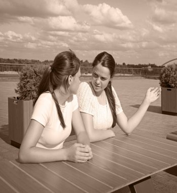 Genç üzgün ruh hali üzüntüsü, meraklı yüz ifadelerini karıştırır. Bayan abla, bar masasında el parmağı ile oturur. Gençlerin buluşması öfke dolu bir kıskançlık çatışması. Tartışmalı bir diyalog. Yazın şehir dışındaki nehir parkına bak.