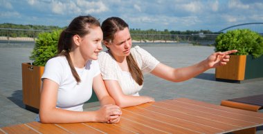 Genç üzgün ruh hali üzüntüsü, meraklı yüz ifadelerini karıştırır. Bayan abla, bar masasında el parmağı ile oturur. Gençlerin buluşması öfke dolu bir kıskançlık çatışması. Tartışmalı bir diyalog. Yazın şehir dışındaki nehir parkına bak.