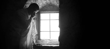 Yalnız, genç, yetişkin bir yetişkin. Yaş geçmiş Yahudi adam. Gökyüzü kutsal keşiş umudu. Üzgün üzgün günah düşün ağla ağla yakar yakar yakar yakar yakar yakar yakar Tanrım affet karanlık kilise hapishanesi ev taştan oda sembolü konsept